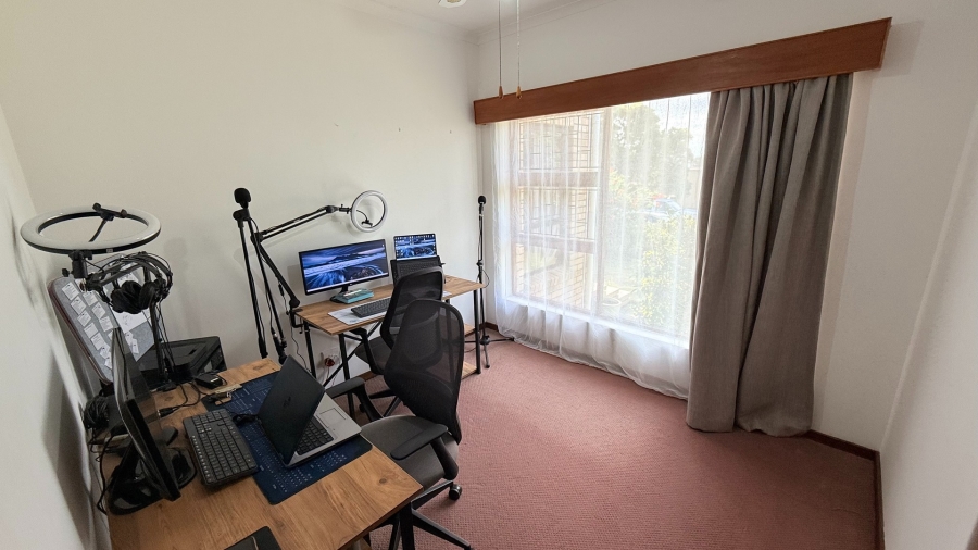 To Let 3 Bedroom Property for Rent in Heiderand Western Cape